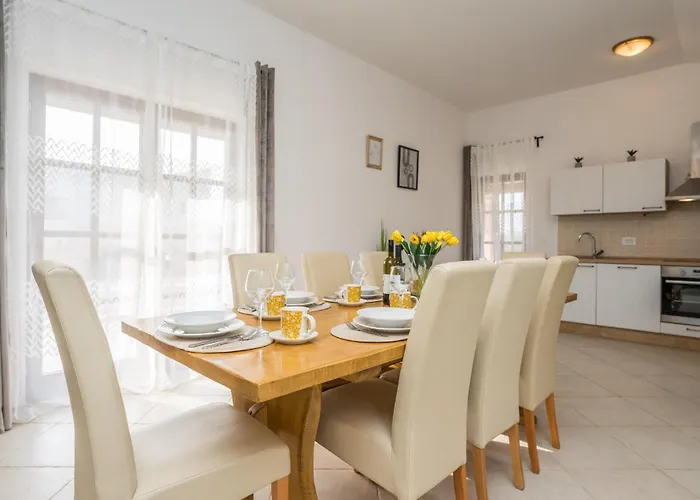 Four-bedroom In Muline * Soline (Dalmatia)